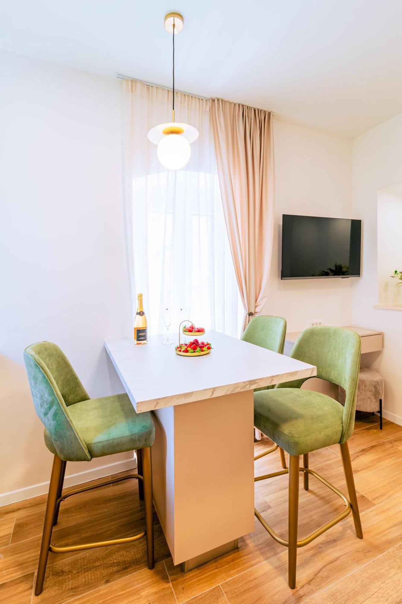 Luxury 2 Bedroom-2 Bathroom Apartment & Studio App With Rooftop Terrace Split Room photo